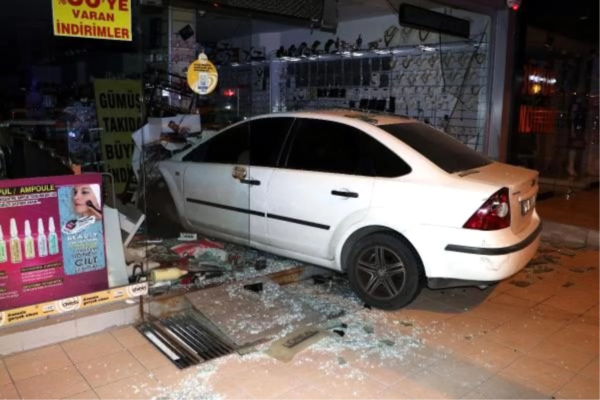 Kaza yapan otomobil, kozmetik dükkanına daldı: 1 yaralı