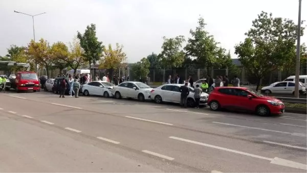 Kırmızı ışıkta 8 araçlı zincirleme kaza: 6 yaralı