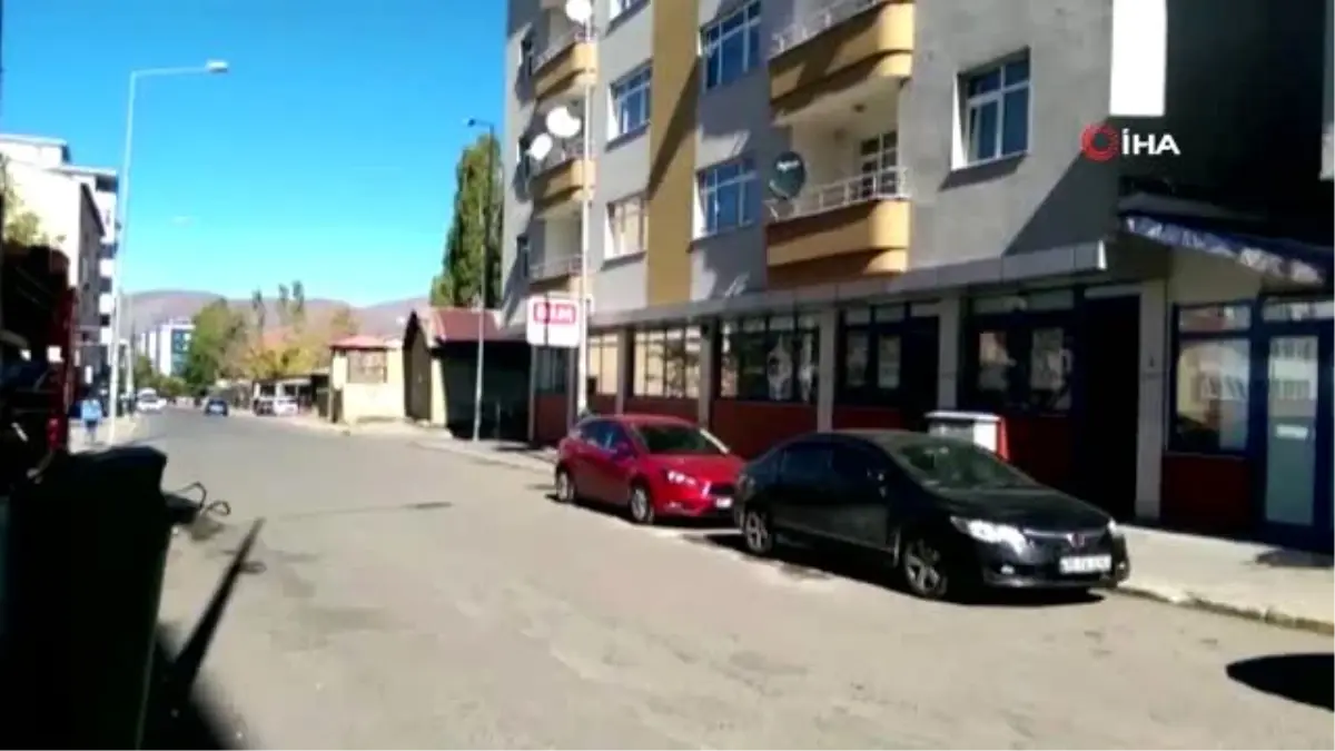 Kontrolden çıkan pikap park halindeki otomobillere çarparak durabildi... O anlar anbean kamerada