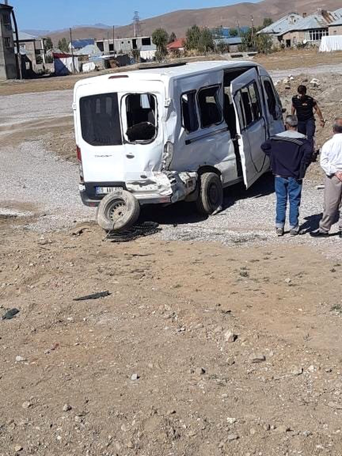 Minibüsler kafa kafaya çarpıştı: 6 yaralı