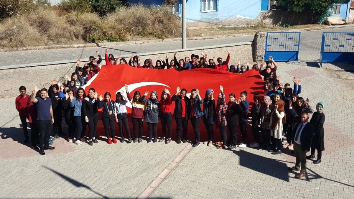 Öğrenciler Türk bayrağı açıp, \'Barış Pınarı Harekatı\'nı destekledi