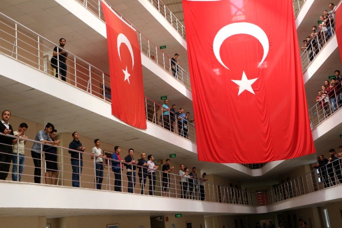 Öğrencilerden Mehmetçiğe bayraklı destek