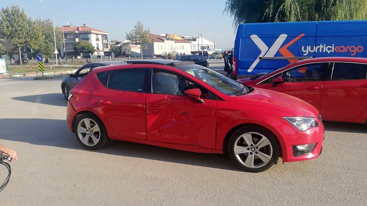Otomobil ile motosikletin arasında kalan yaya ölümden döndü