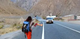 Otostopla çıktığı türkiye turunu, hakkari'de tamamladı