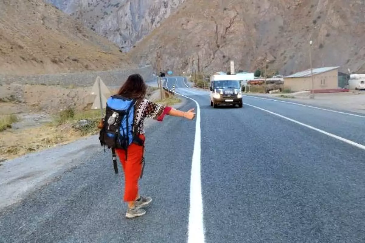 Otostopla çıktığı türkiye turunu, hakkari\'de tamamladı