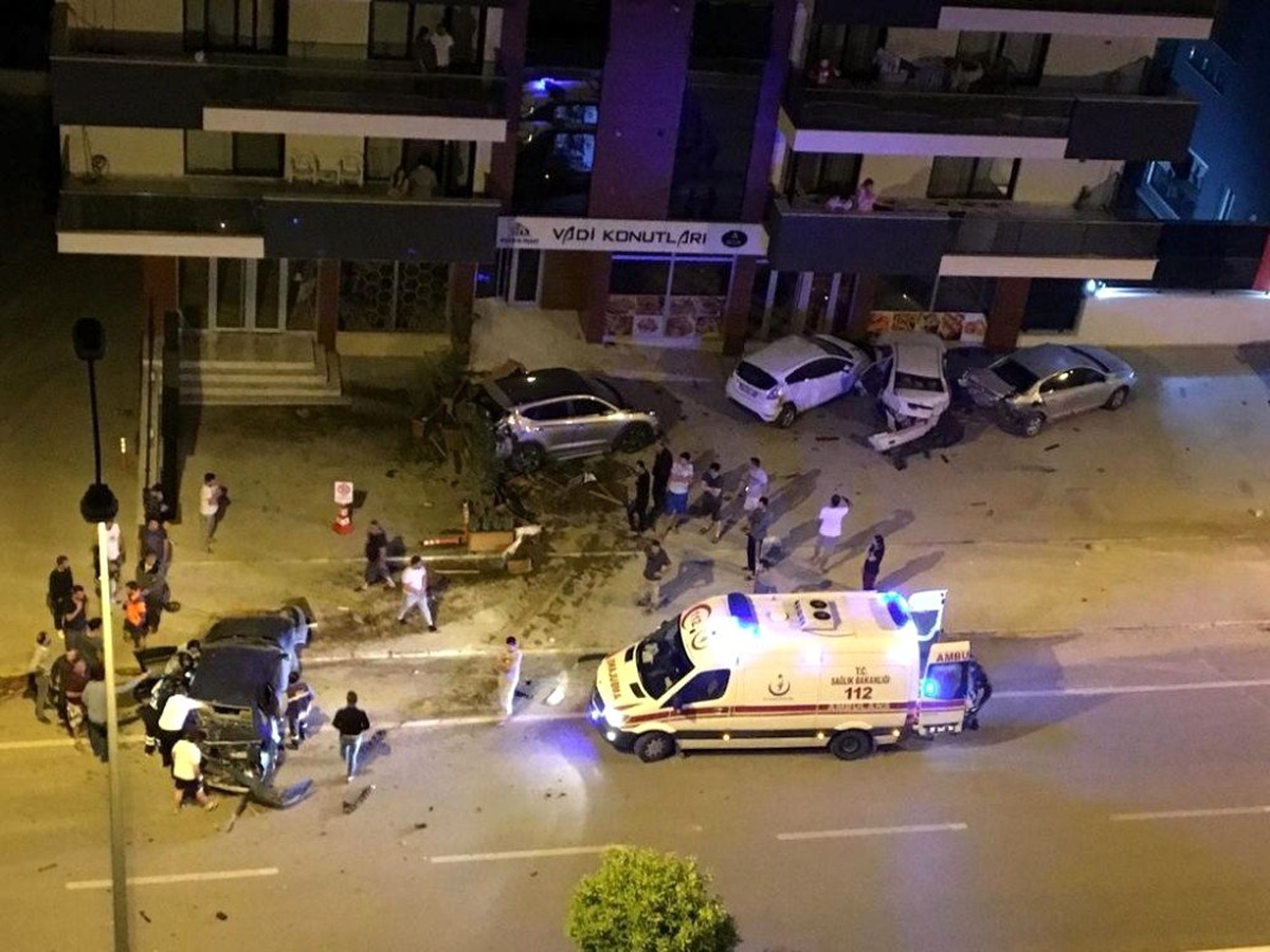 (Özel) Kontrolden çıkan otomobil ortalığı savaş alanına çevirdi