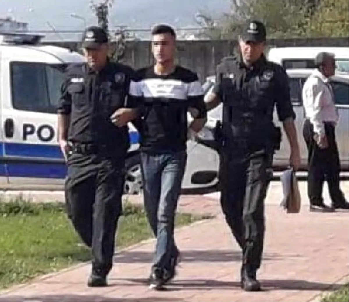 Polise yumruk atan zanlı adliyede