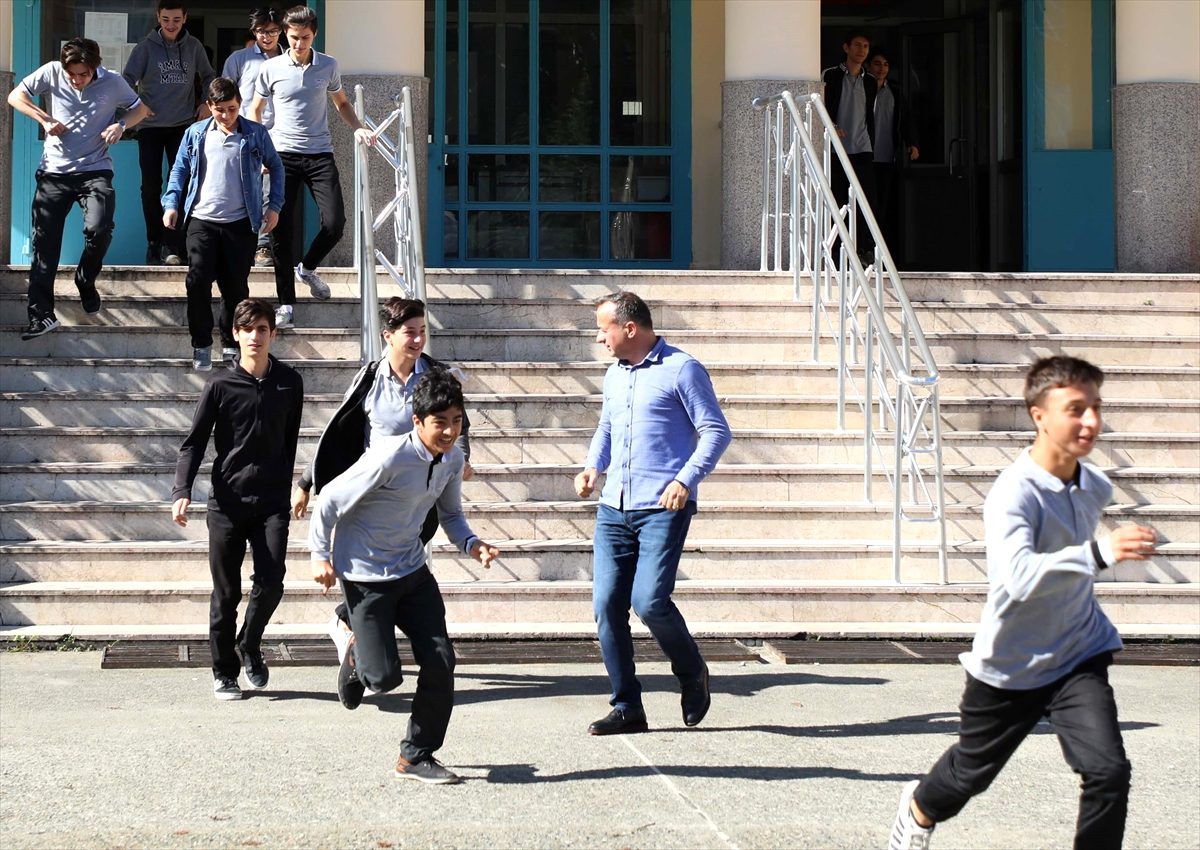 Rize\'de okulda deprem tatbikatı