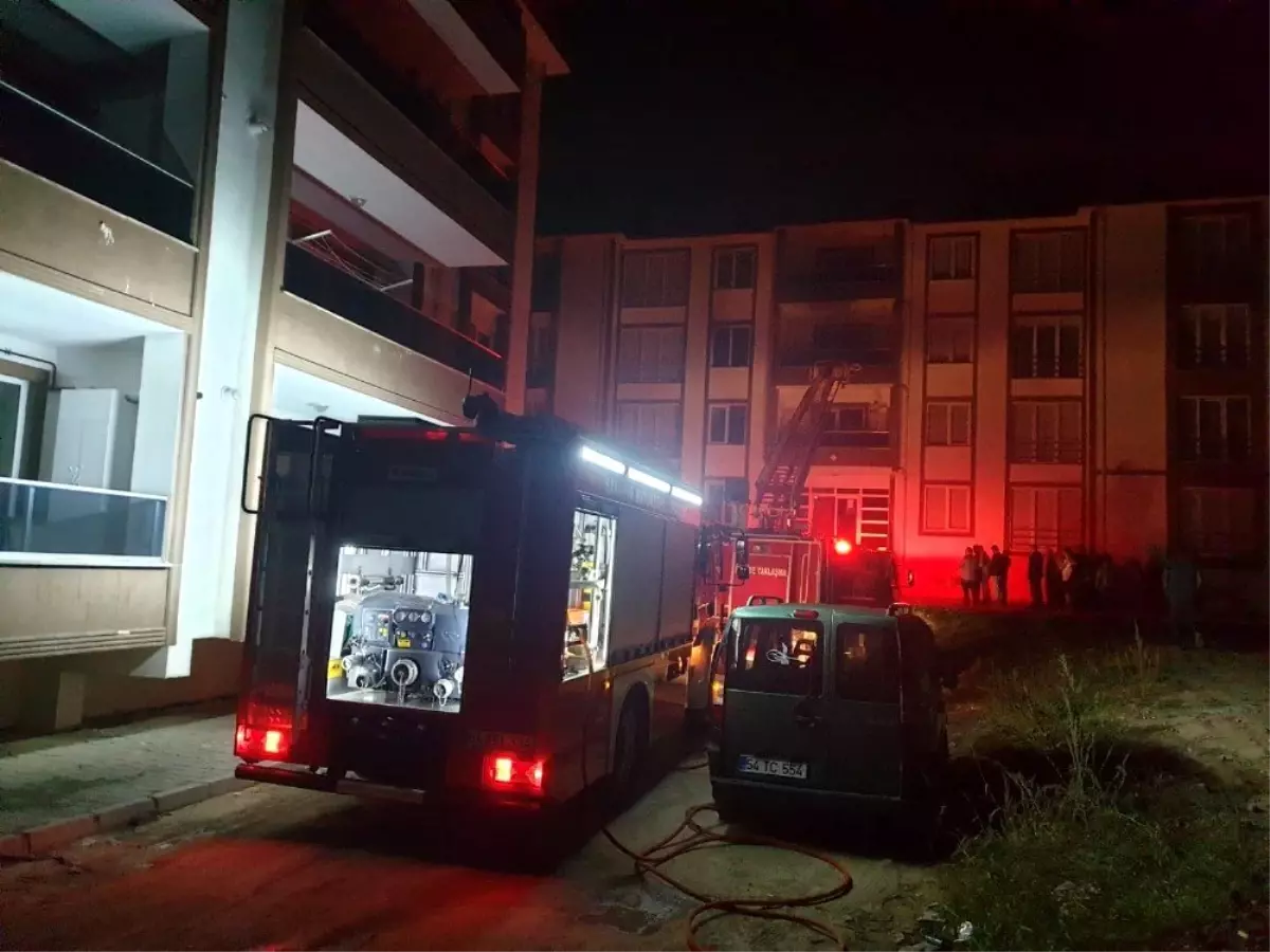 Sakarya\'da 4 katlı binada yangın: 1 kişi dumandan etkilendi