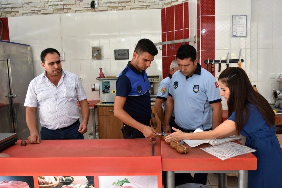 Tarsus\'ta zabıta ve sağlık ekiplerinden "sucuk" denetimi