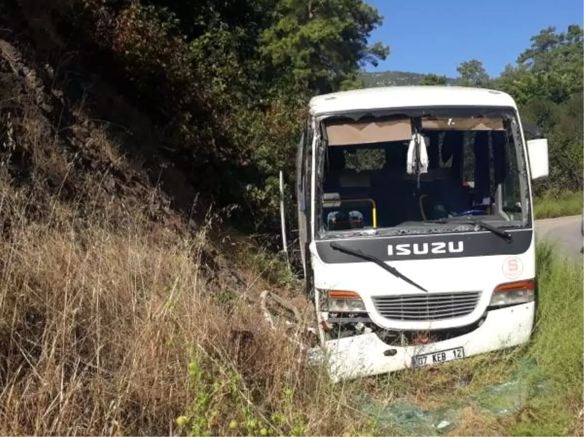 Tur midibüsü devrildi: 3\'ü turist 4 yaralı