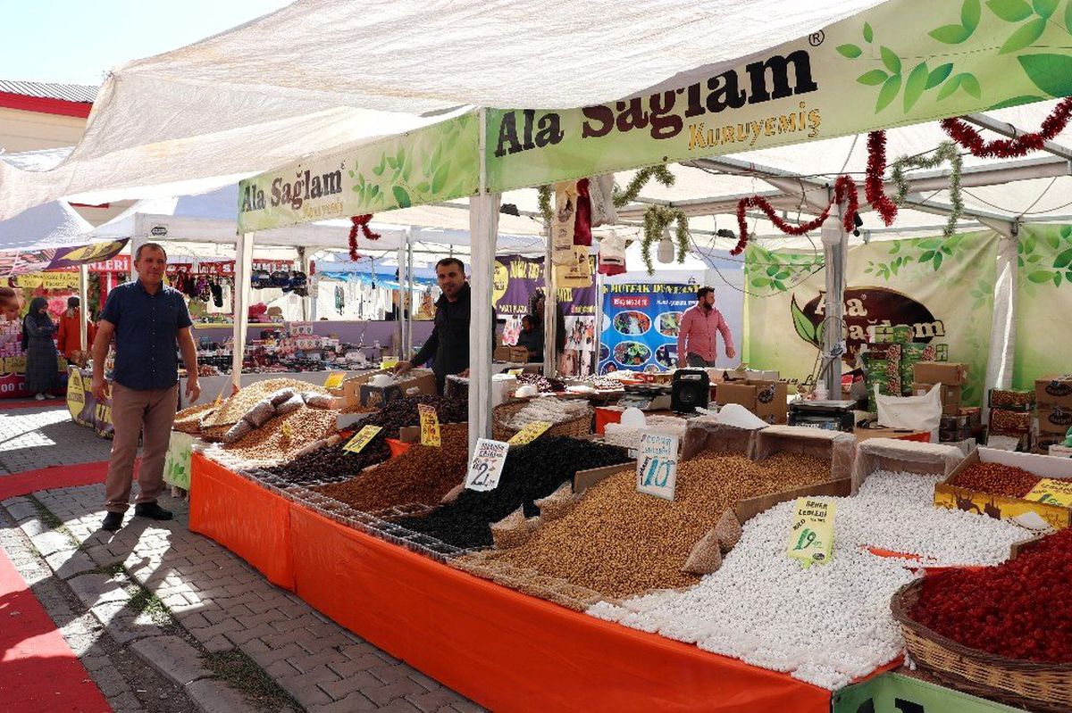 Türkiye\'nin dört bir yanını gezip yöresel lezzetleri tanıtıyorlar