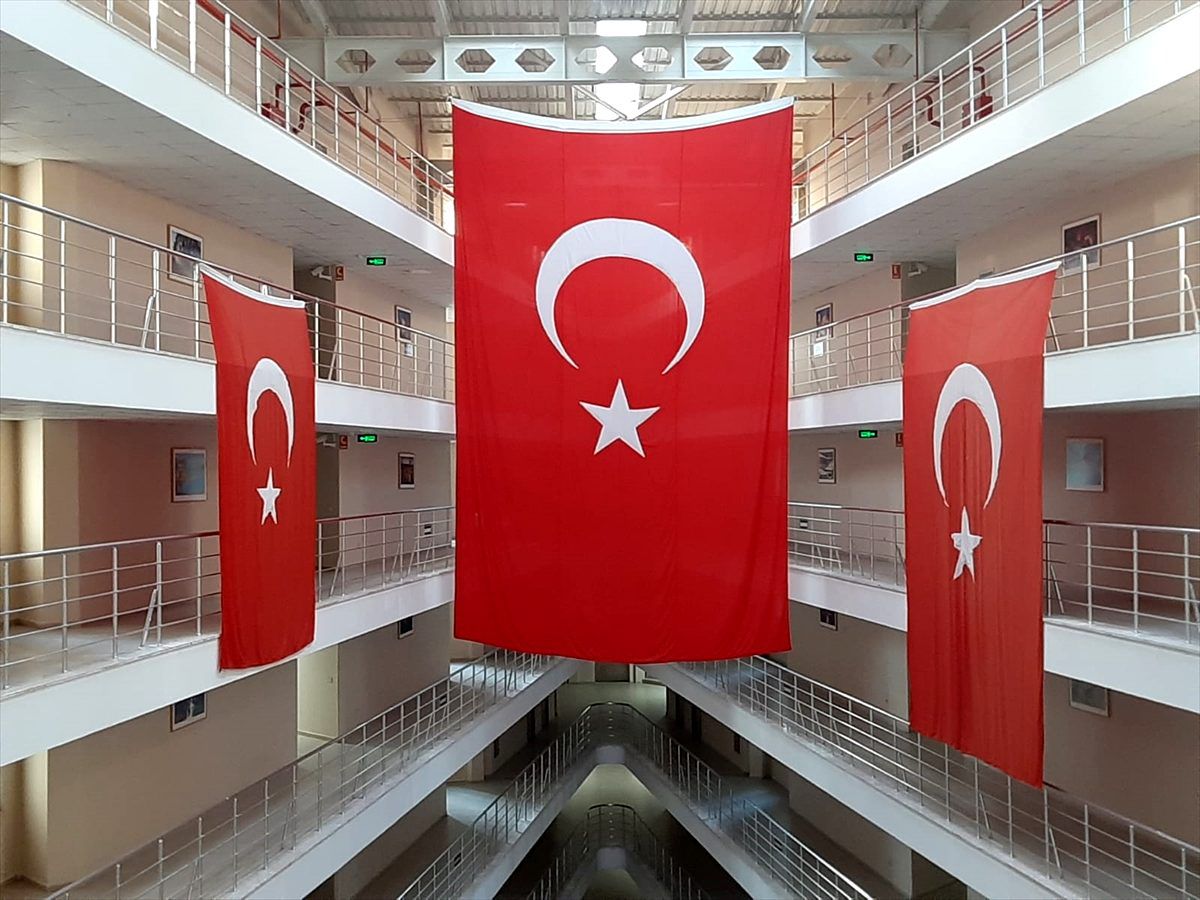 Üniversiteli öğrenciler harekata destek için yurda bayrak astı