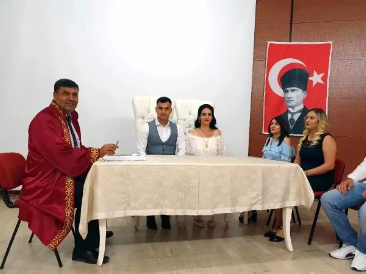 20 yıllık memur, oğlunun da nikahını kıydı