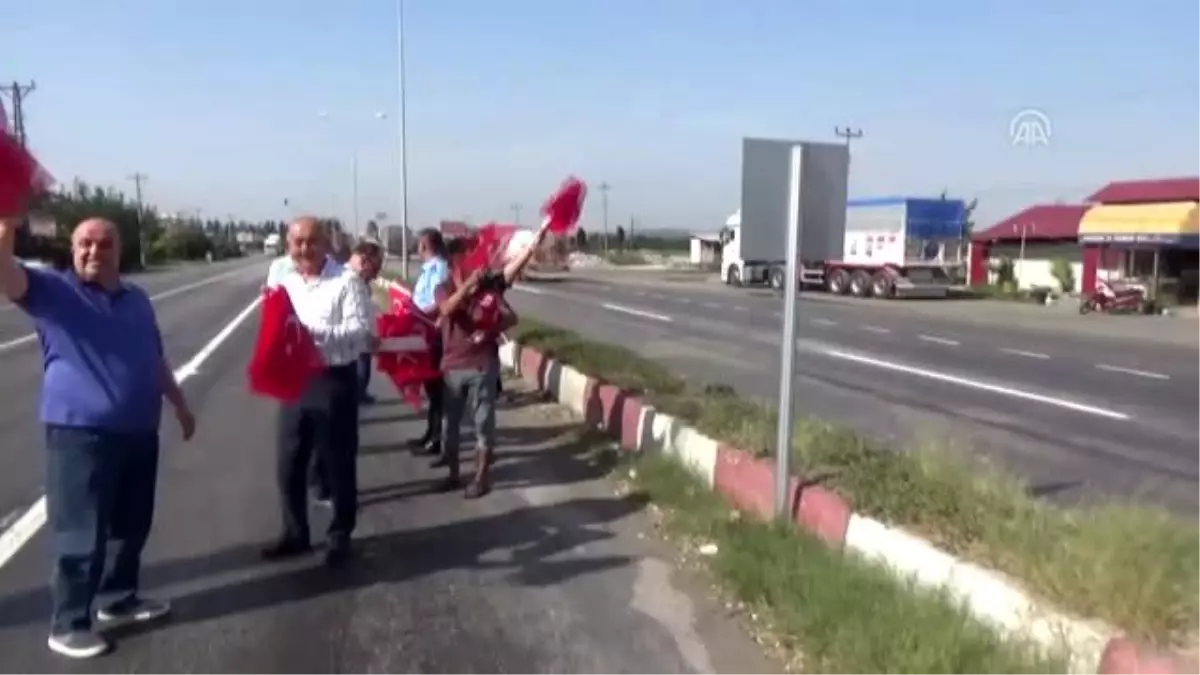 7 bin Türk bayrağını ilçedeki esnaf ve vatandaşlara dağıttı