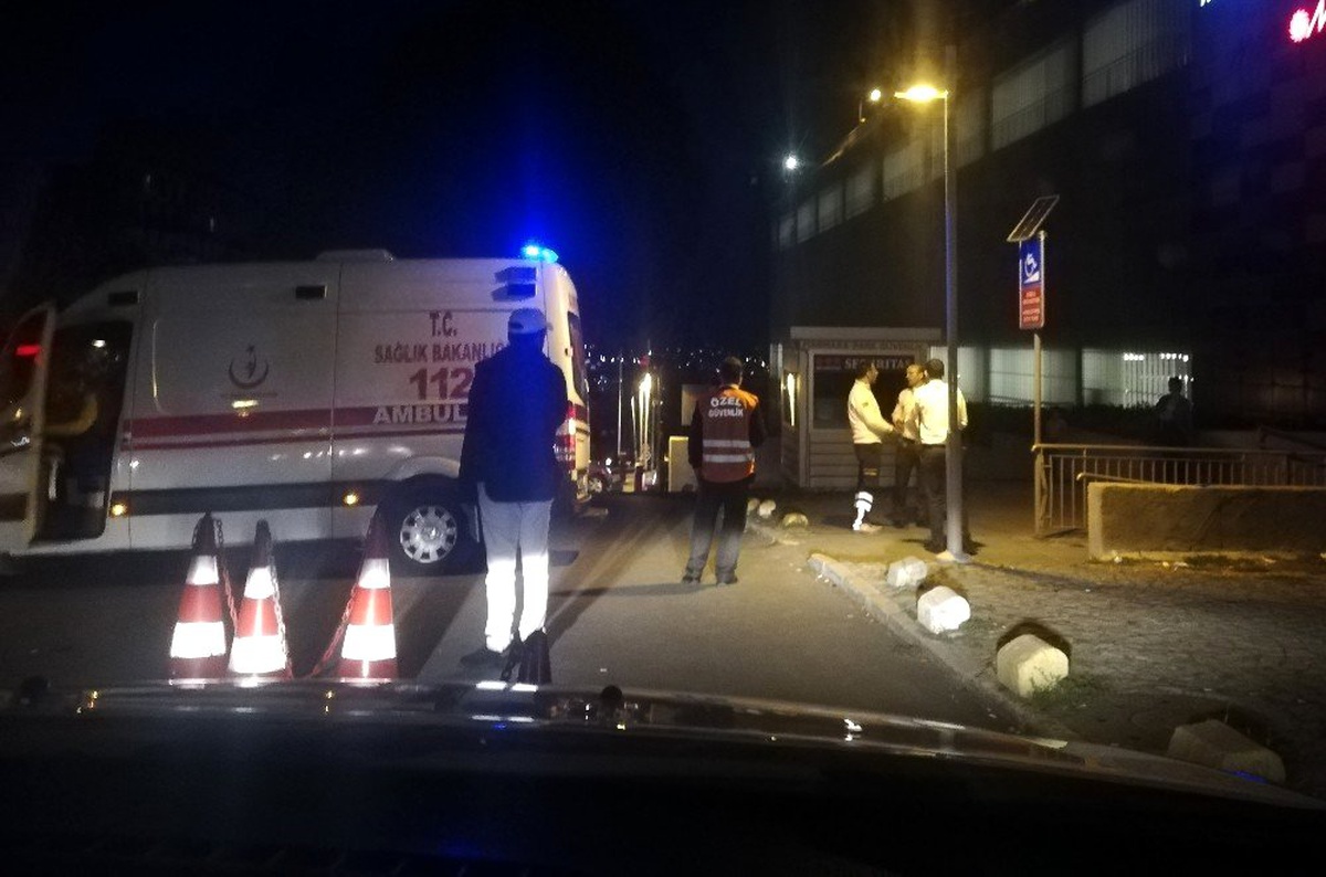 AVM otoparkında otomobilin çarptığı genç yaralandı