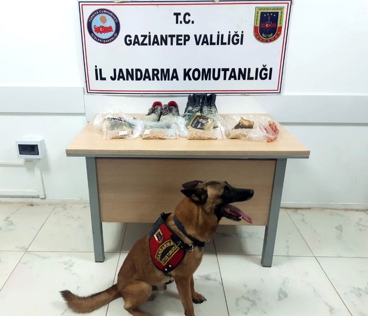 Ayakkabı ile uyuşturucu sevkiyatına jandarma darbesi