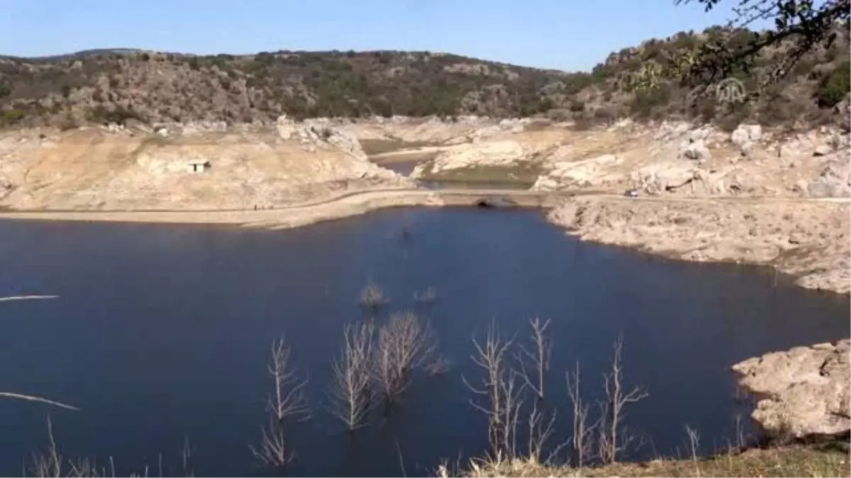 Baraj suyu azalınca su altındaki köprü gün yüzüne çıktı