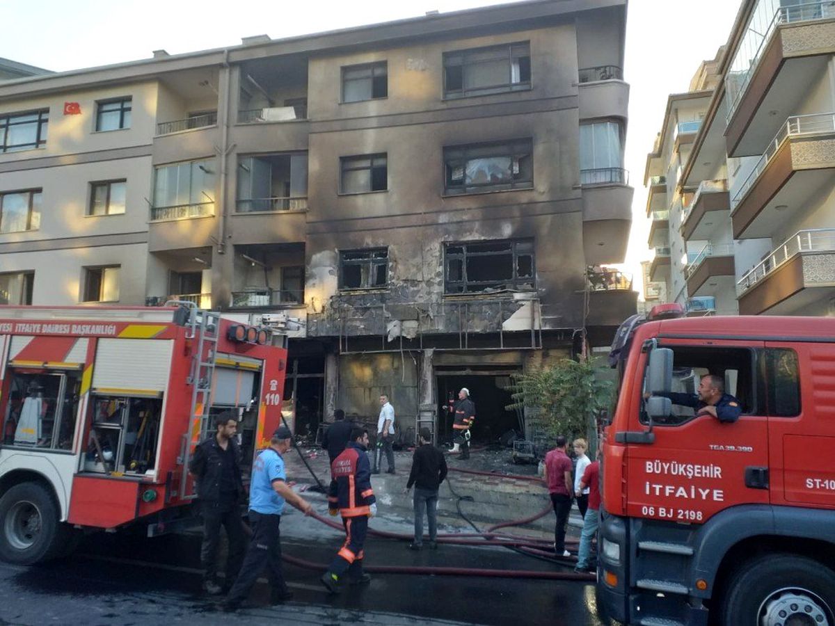 Başkent\'te çıkan yangında 3 katlı bina kullanılamaz hale geldi