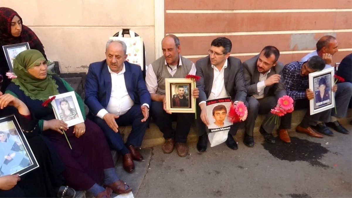 Bayındır Memur-Sen\'den HDP önünde evlat nöbeti tutan ailelere destek ziyareti