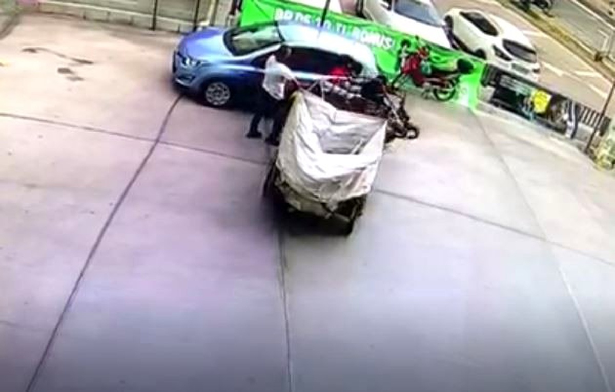 Çalışır durumda bırakılan motosiklet ortalığı birbirine kattı