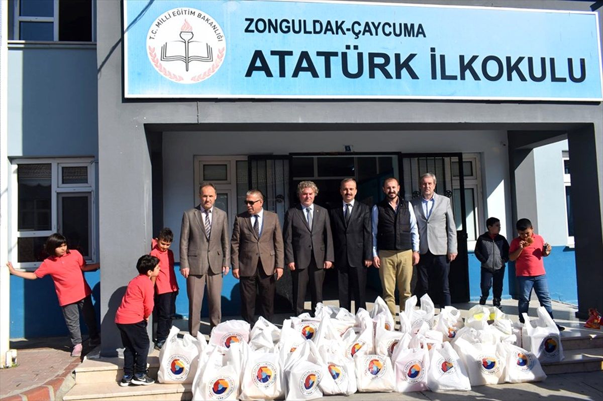 Çaycuma\'da ihtiyaç sahibi öğrencilere bot dağıtıldı