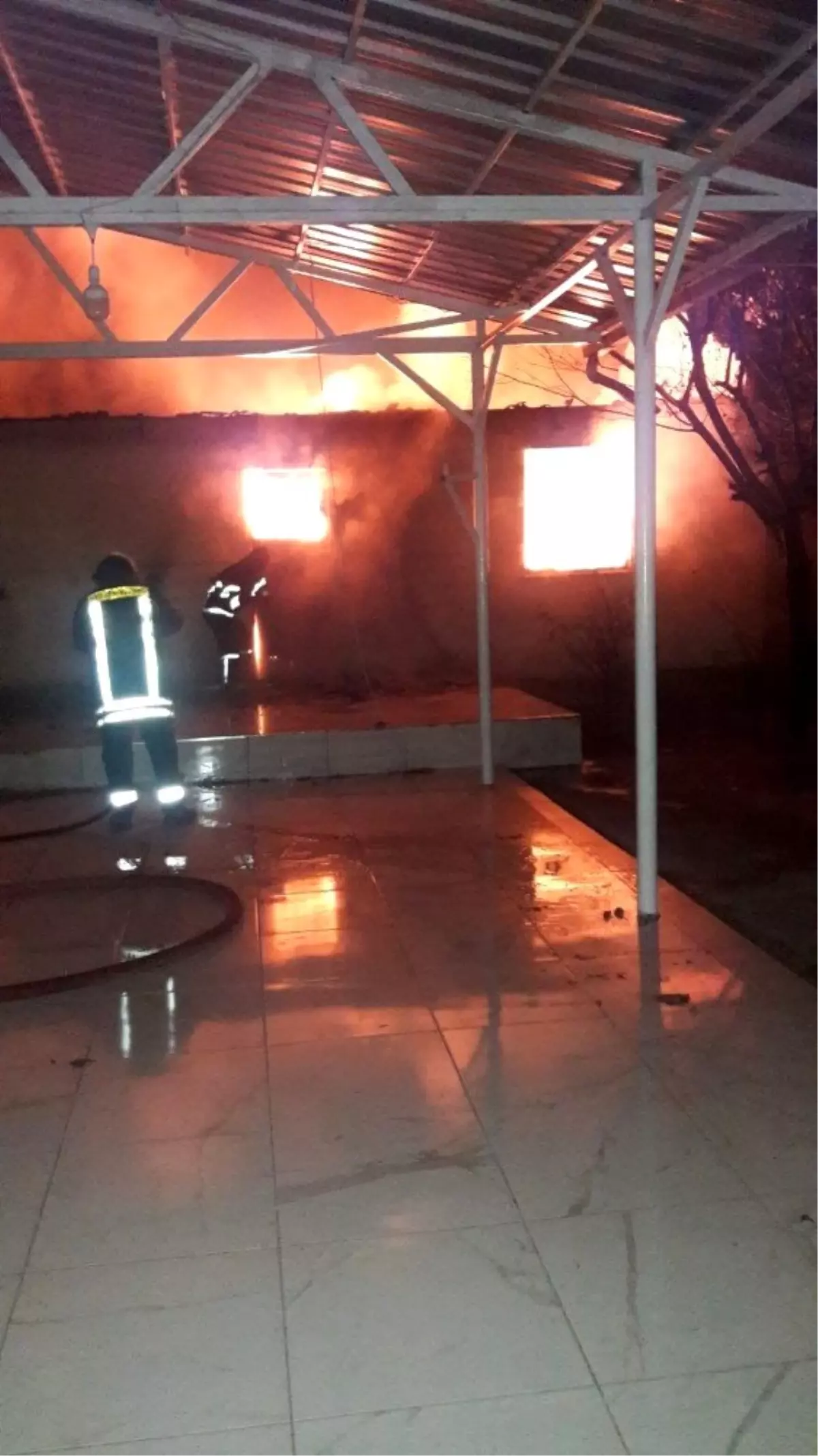 Çaydeğirmeni beldesinde iş yeri kundaklandı