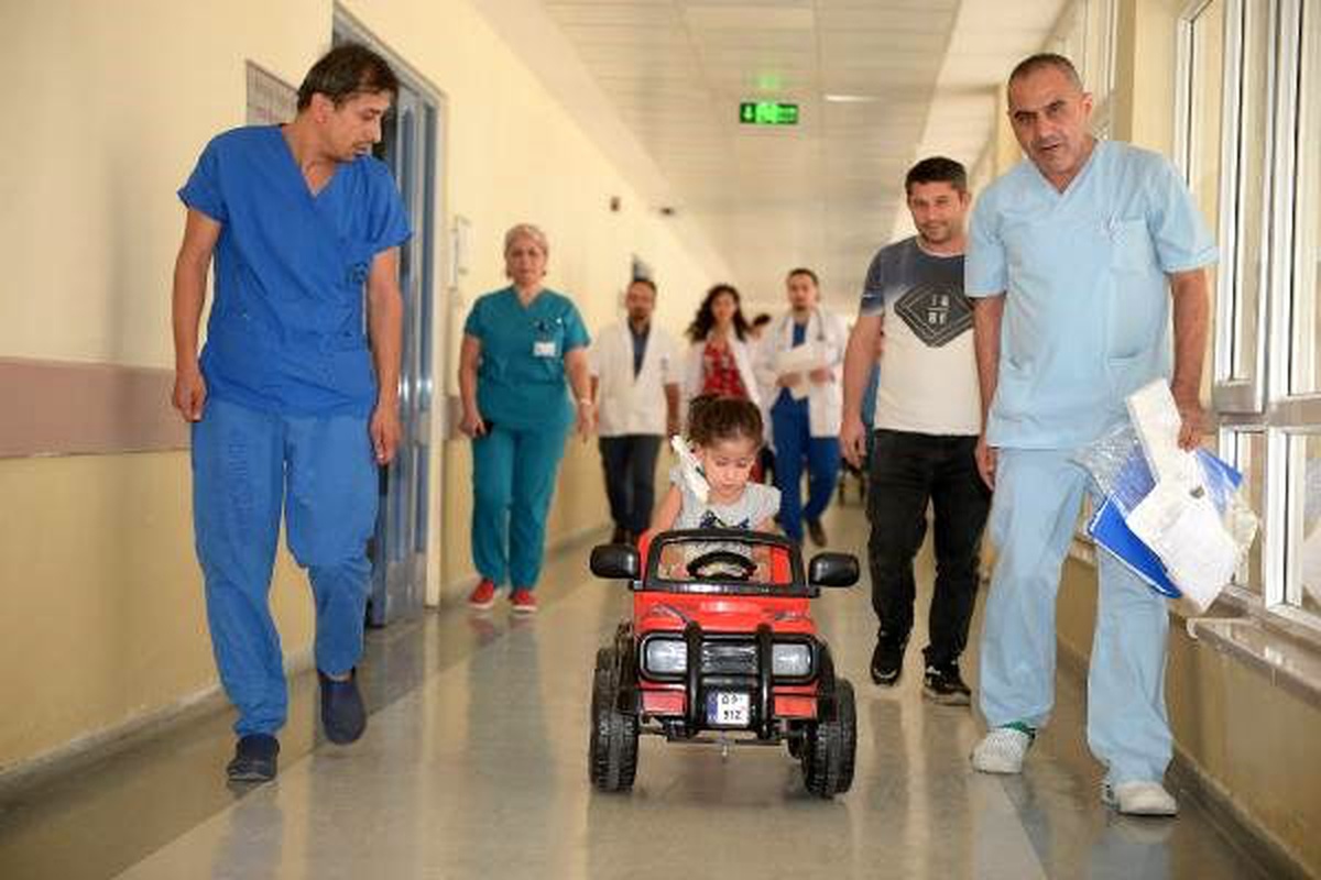 Çocuklar ameliyata akülü arabayla gidiyor
