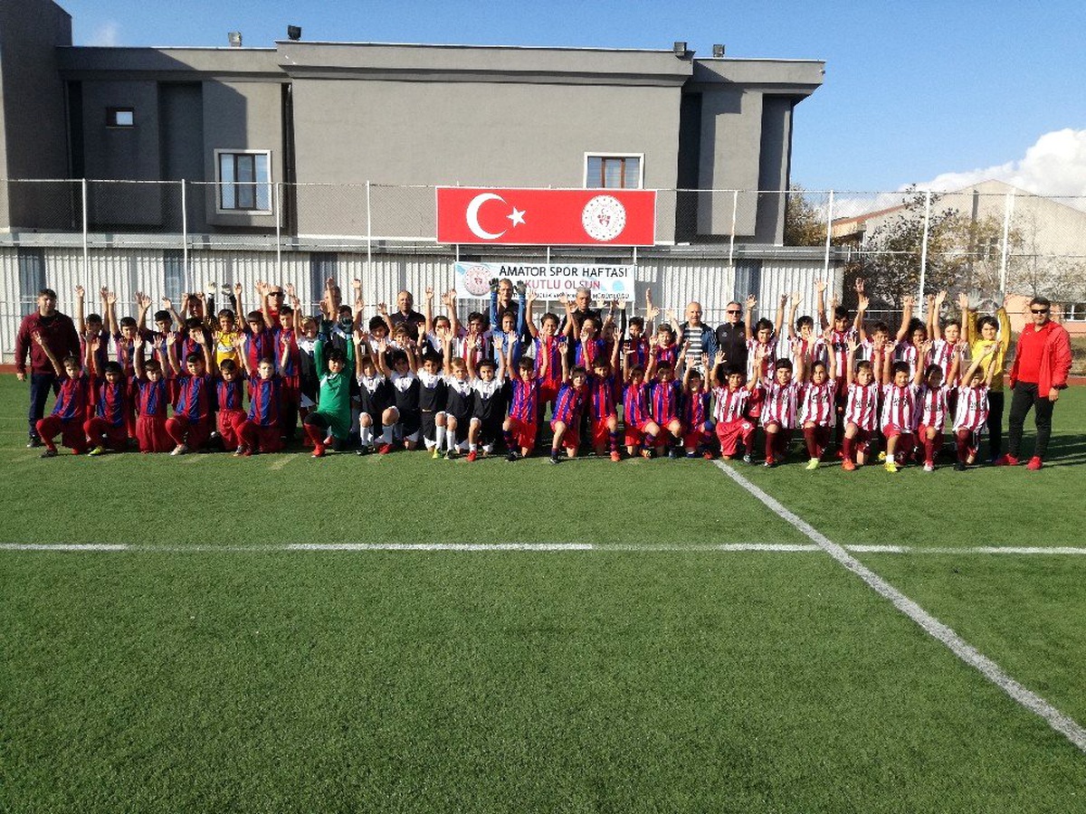 Cumhuriyet Futbol Şenliği\'nde ter döktüler