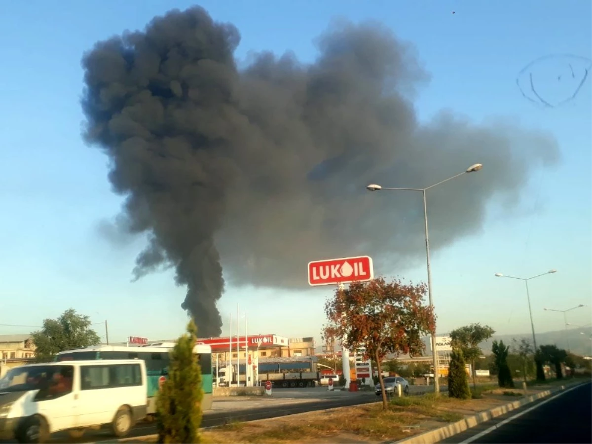 Elazığ Büyük Organize Sanayi Bölgesinde plastik bir fabrikada henüz bilinmeyen bir nedenle yangın...