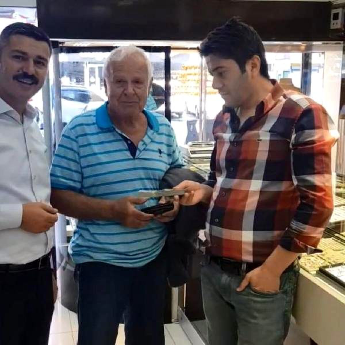 Genç kız yolda bulduğu 13 bin doları getirdi, kuyumcu iz sürerek sahibini buldu