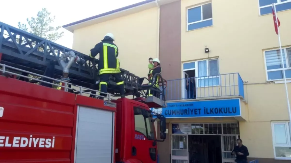 İlkokulda deprem, personel tahliye ve yangın tatbikatı