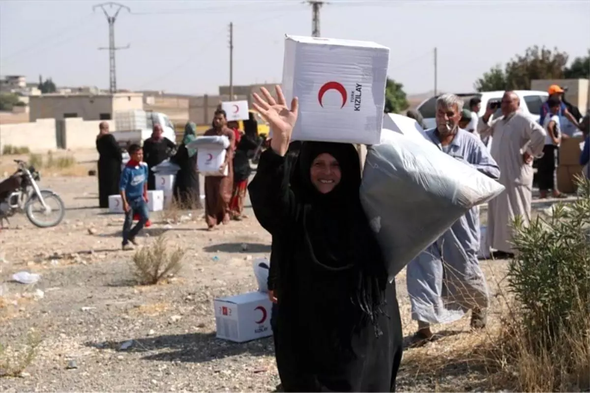 İşgalden kurtarılan Tel Abyad\'ta yardım malzemeleri dağıtılıyor