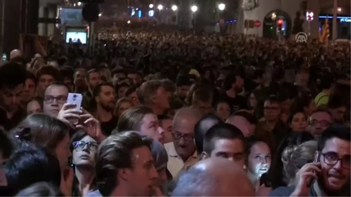 Katalan siyasetçilere verilen cezaları protesto eden göstericilere polis müdahalesi