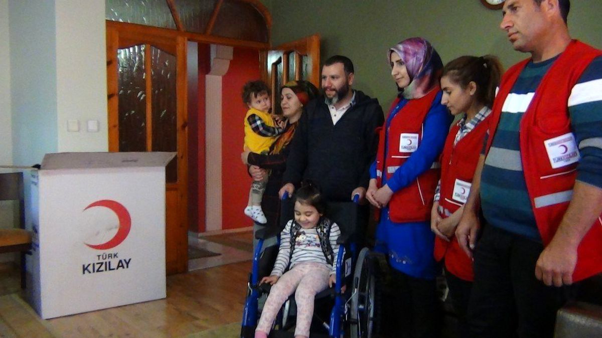 Kızılaydan yürüme engelli Hüma\'ya tekerlekli sandalye