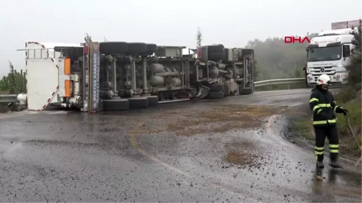 Kocaeli yem yüklü tanker devrildi, yol ulaşıma kapandı