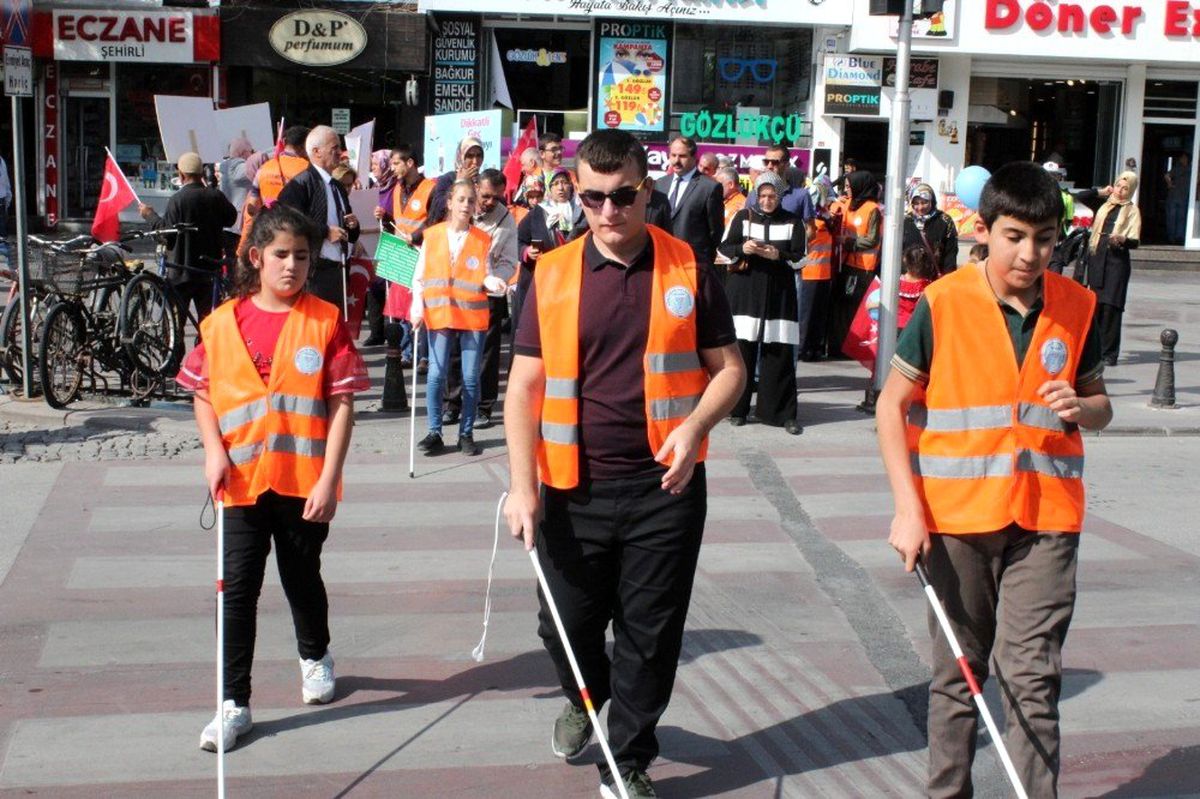 Konya\'da görme engelliler farkındalık için yürüdü