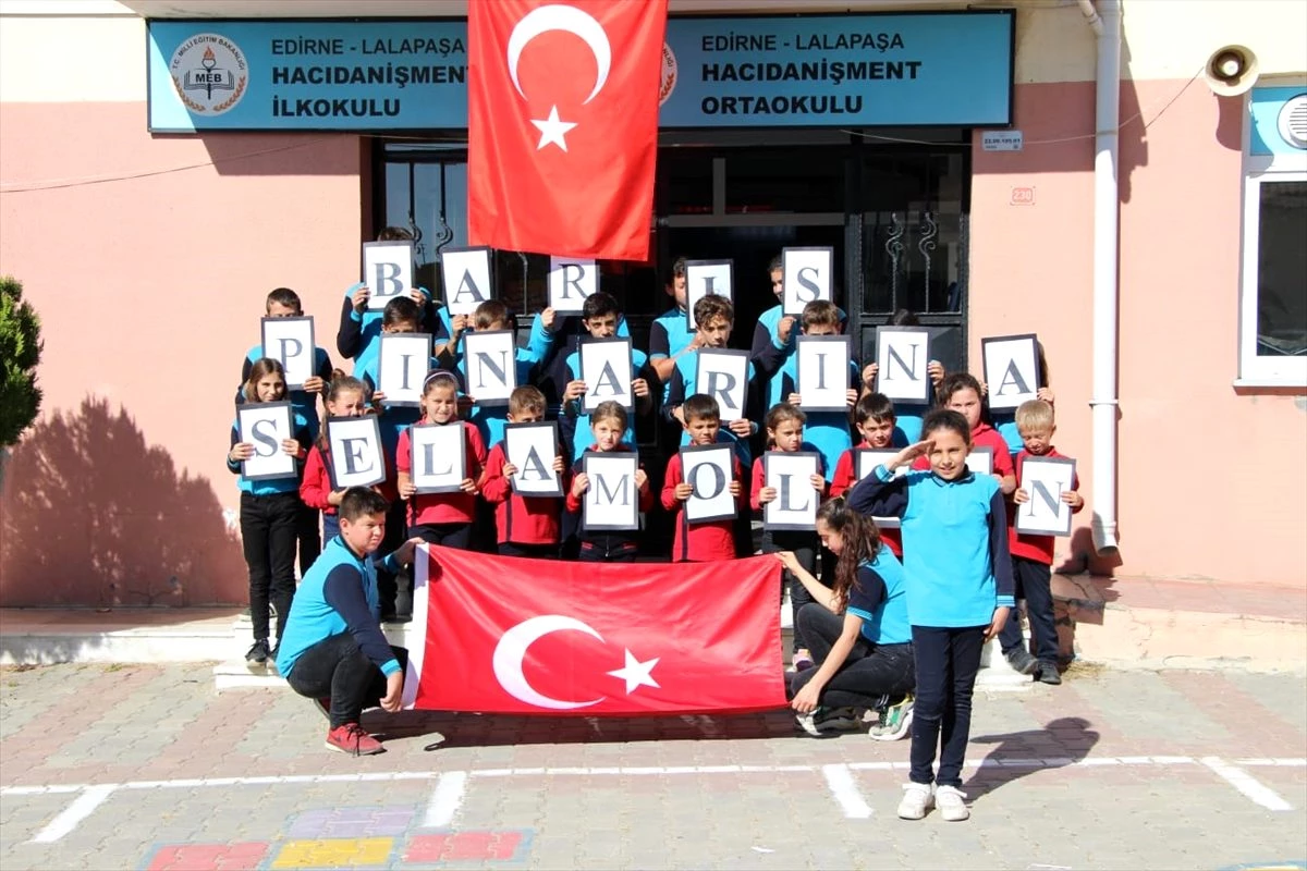 Köy okulundan Mehmetçik\'e "Bayrak" şiiriyle destek