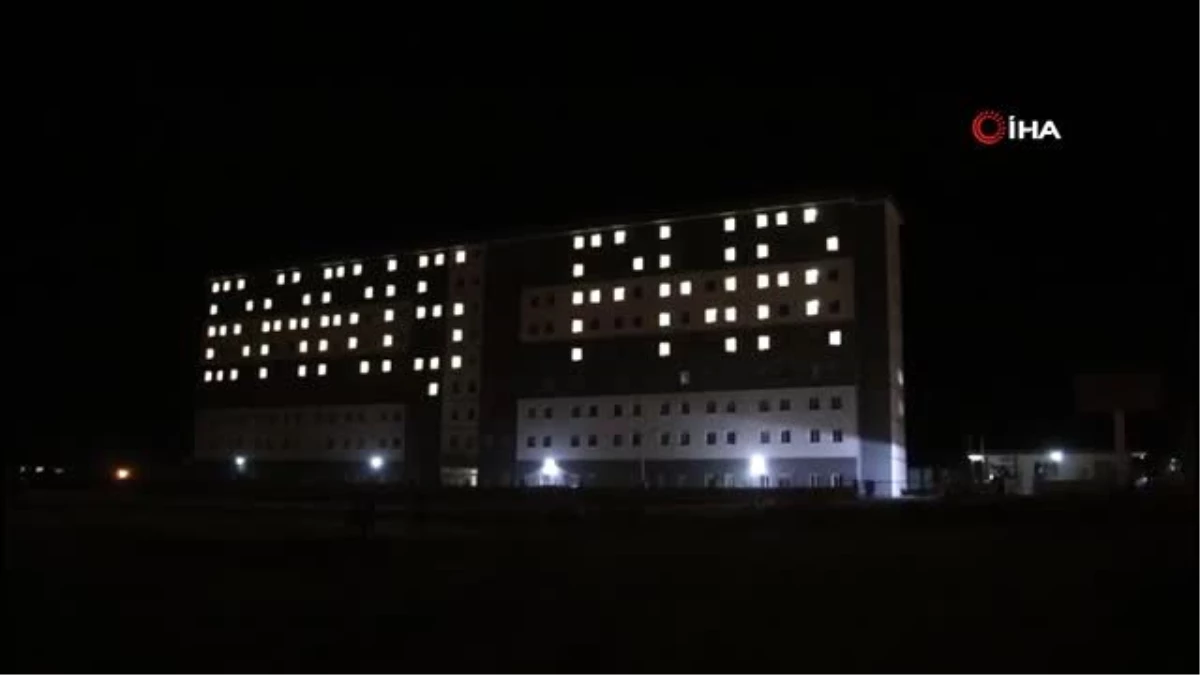 KYK öğrencileri Mehmetçiğe destek için ışıklarla "Barış Pınarı" yazdı