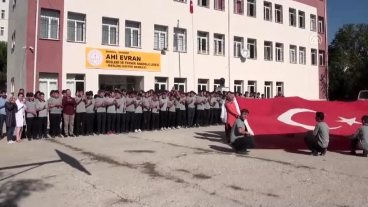 Okul bahçesine vücutlarıyla "Barış Pınarı" yazdılar