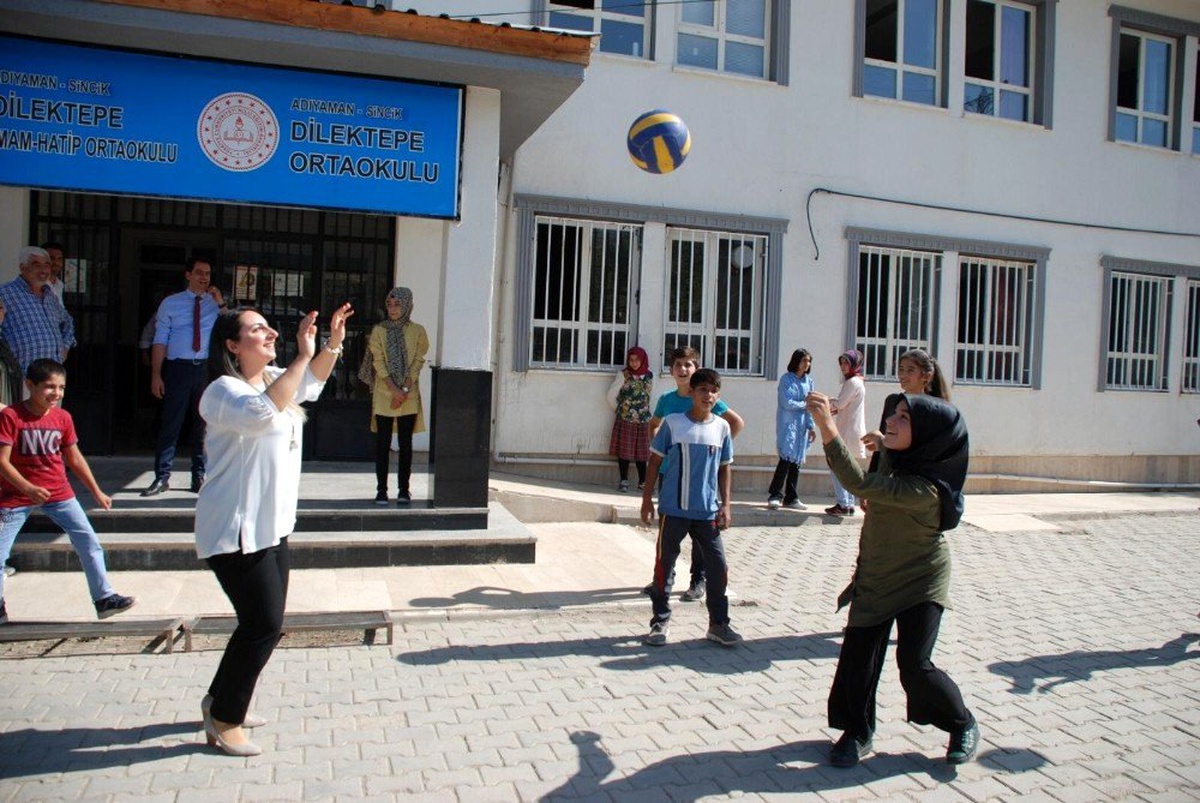 Pekmez, Sincik\'te köy okullarını ziyaret etti