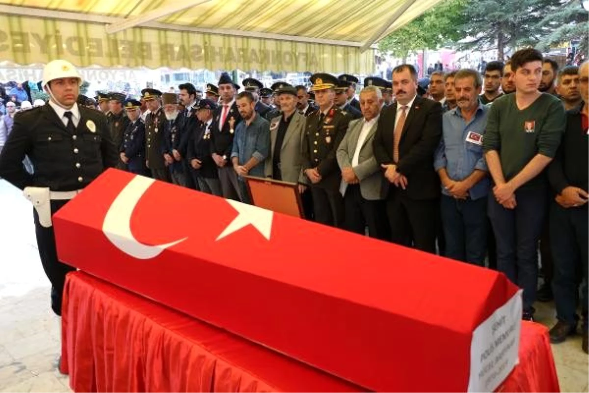 Şehit polisin cenazesi törenle memleketine uğurlandı (2)