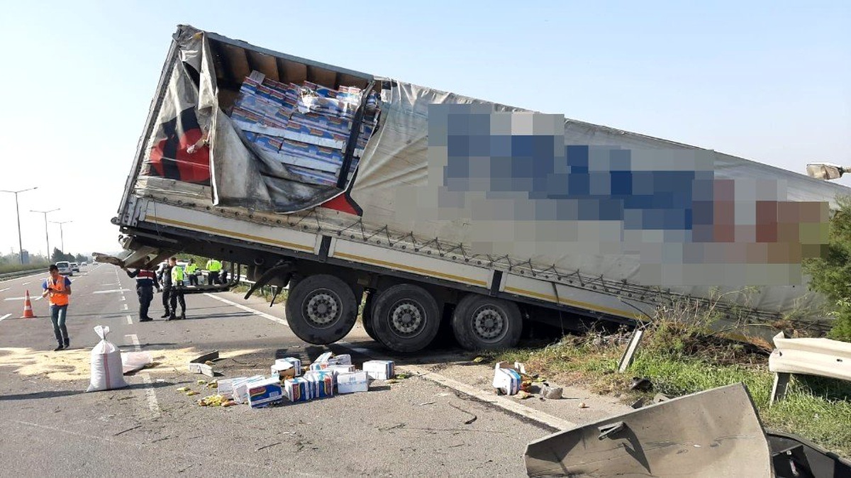 Sürücü direksiyon hakimiyetini kaybetti tır yoldan çıktı