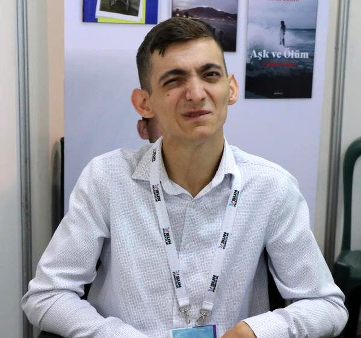 Tek parmağıyla 3 kitap yazdı