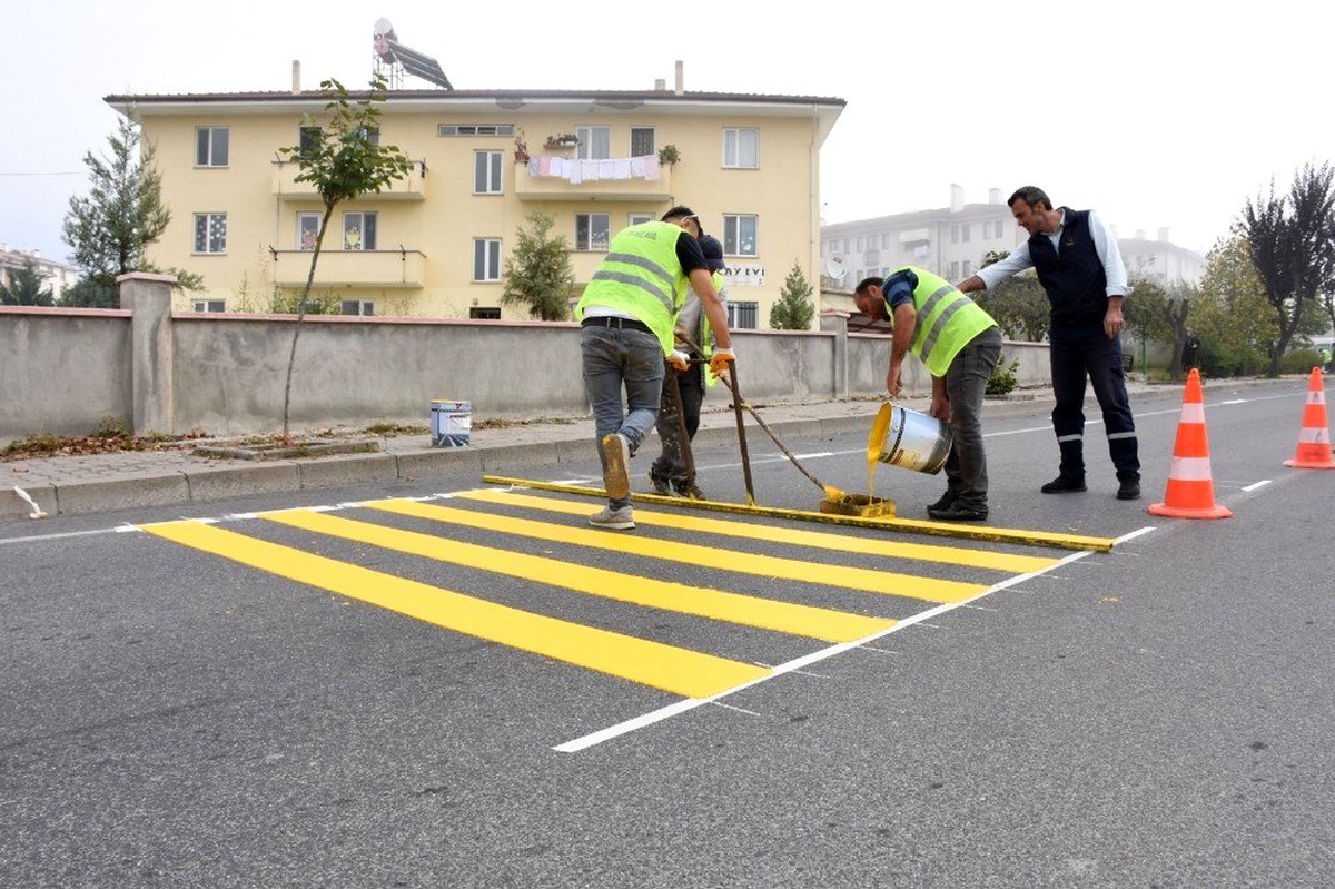 Yaya geçidi çalışmaları kalıcı konutlarda