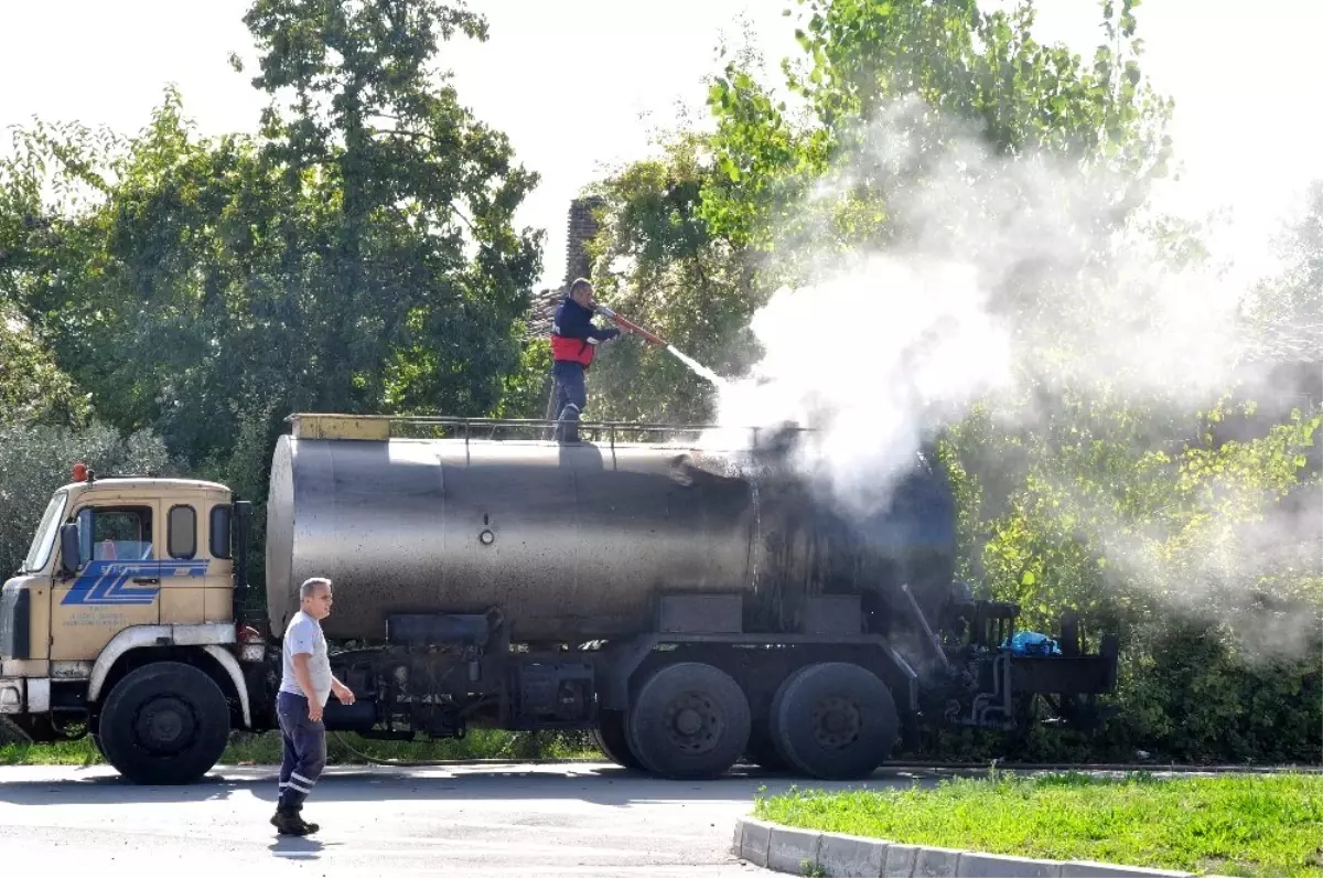 Zift yüklü tanker alev aldı