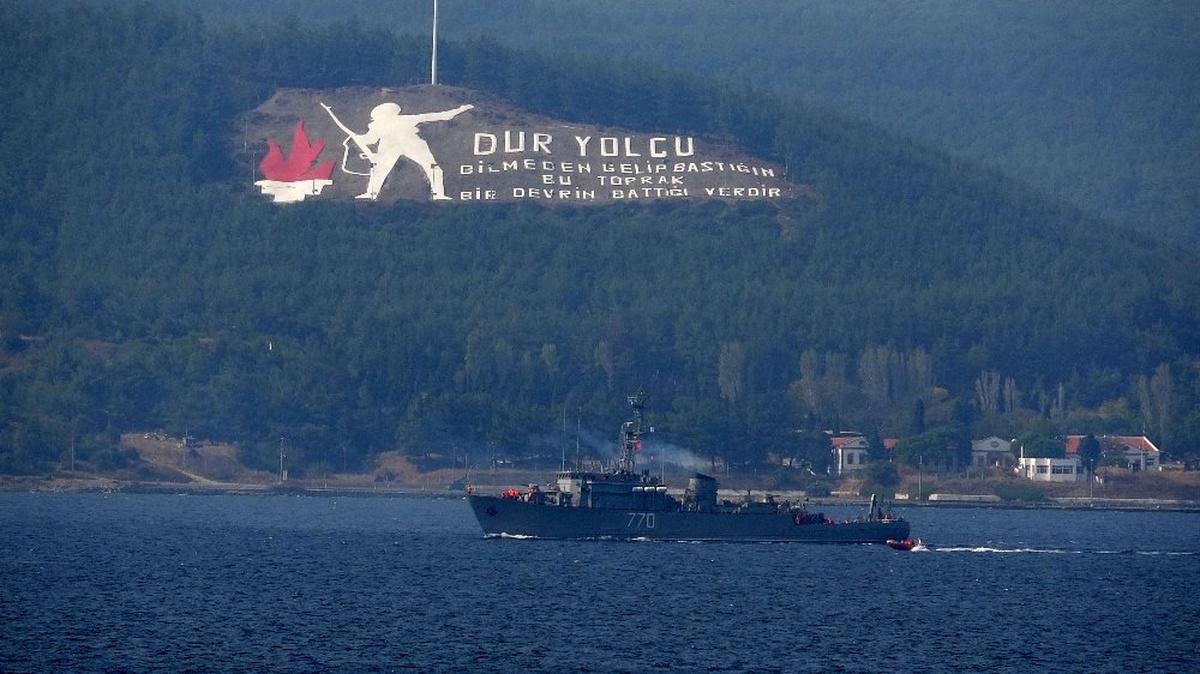2 Rus savaş gemisi Çanakkale Boğazı\'ndan geçti