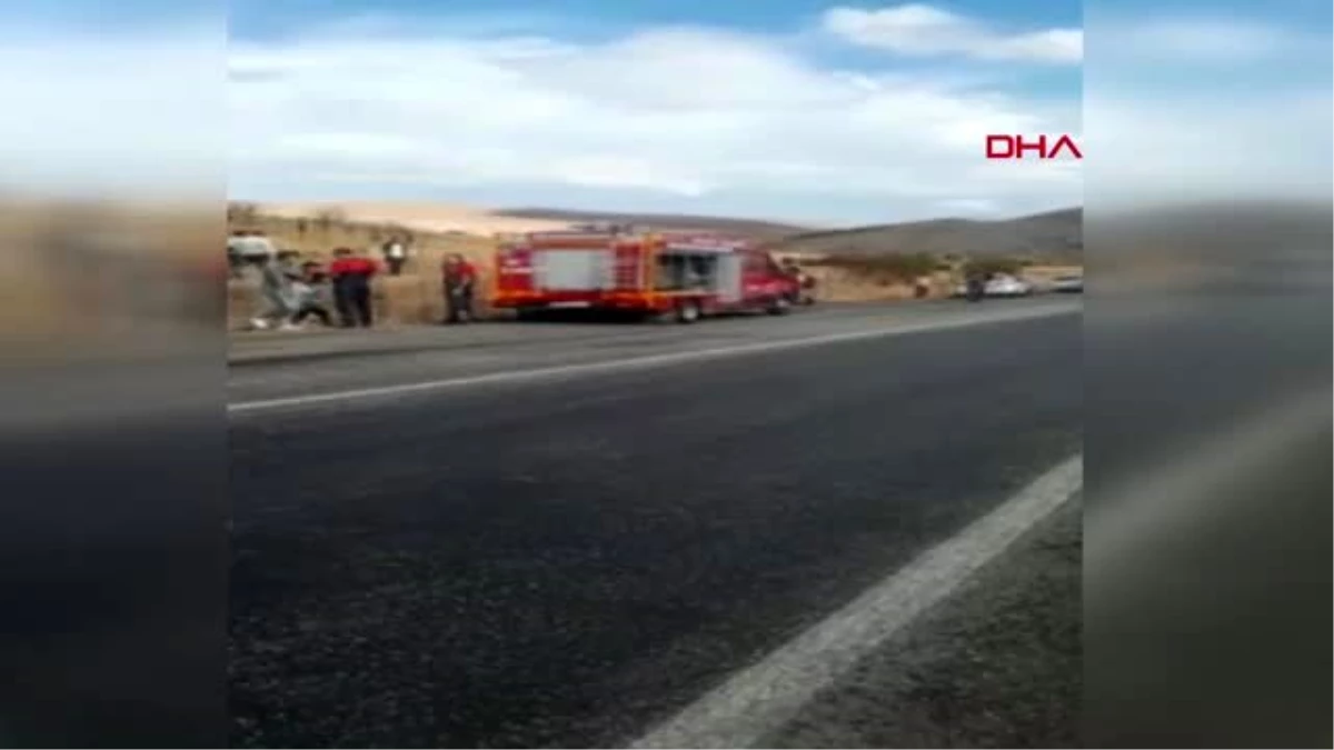 Afyonkarahisar\'da turistleri taşıyan otobüs devrildi 1 ölü, 30 yaralı