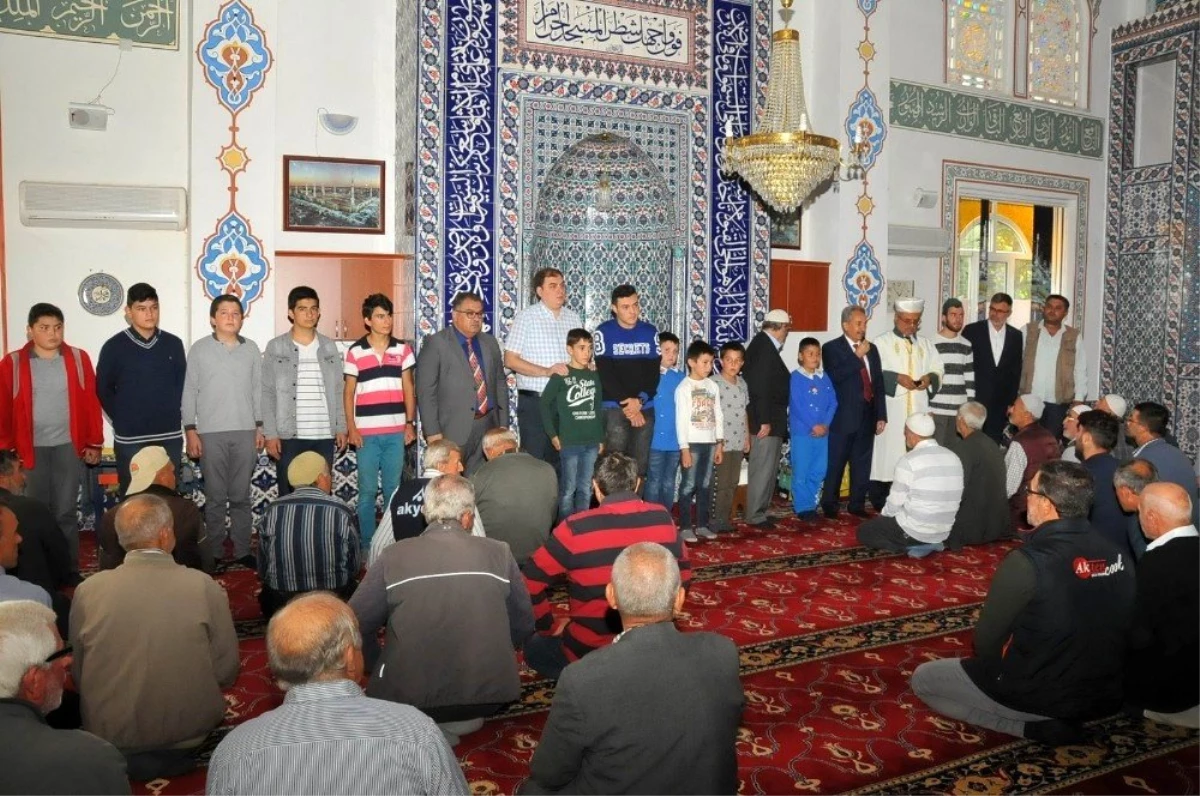 Akşehir\'de camiye giden çocuklar ödüllendirildi