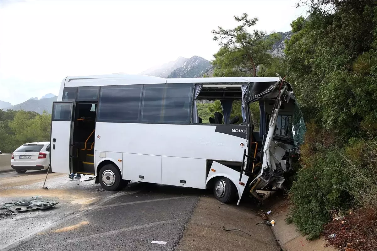 Antalya\'da trafik kazası: 3 yaralı